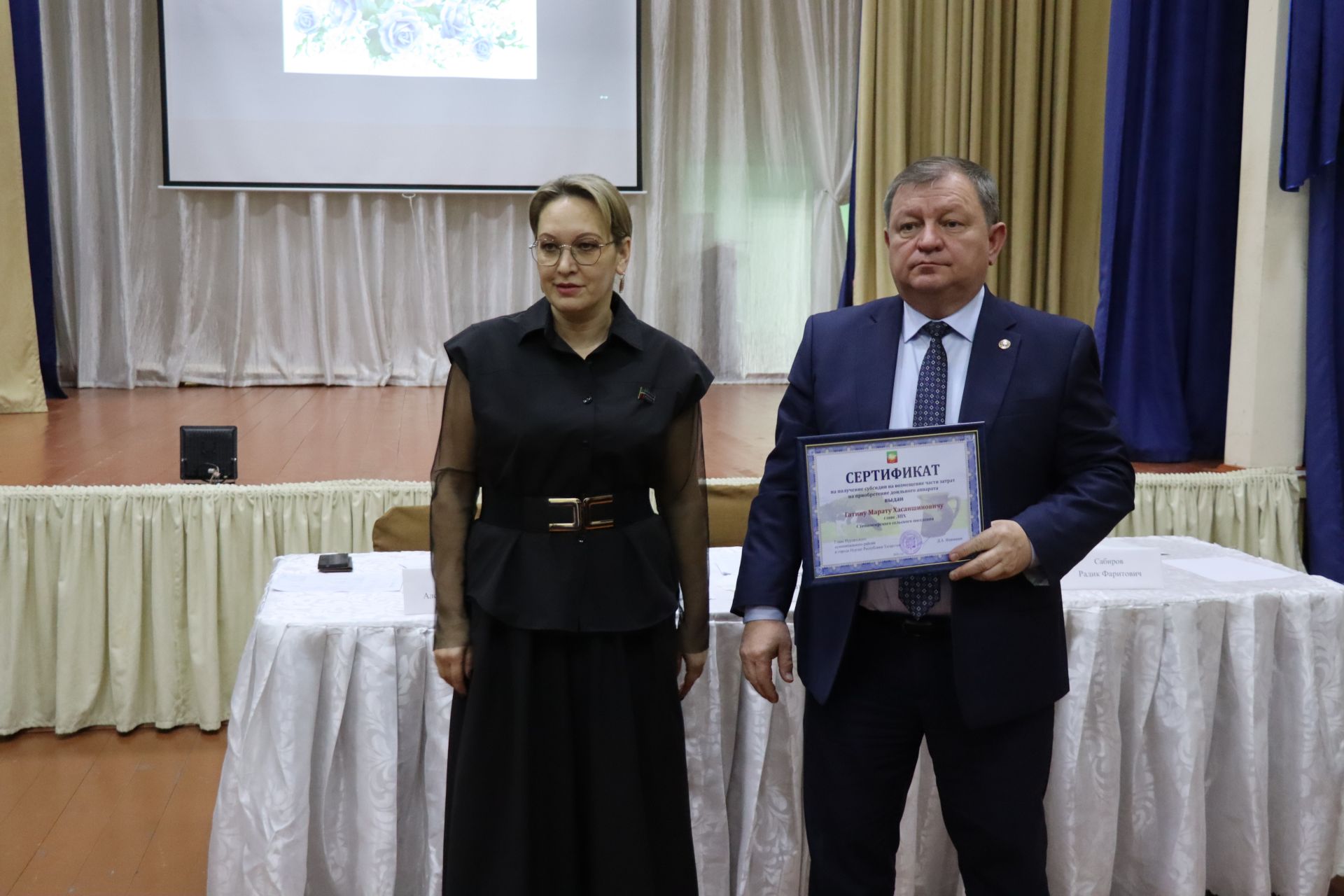 Дамир Ишкинеев во время сходов граждан вручил нурлатцам сертификаты на доильные аппараты
