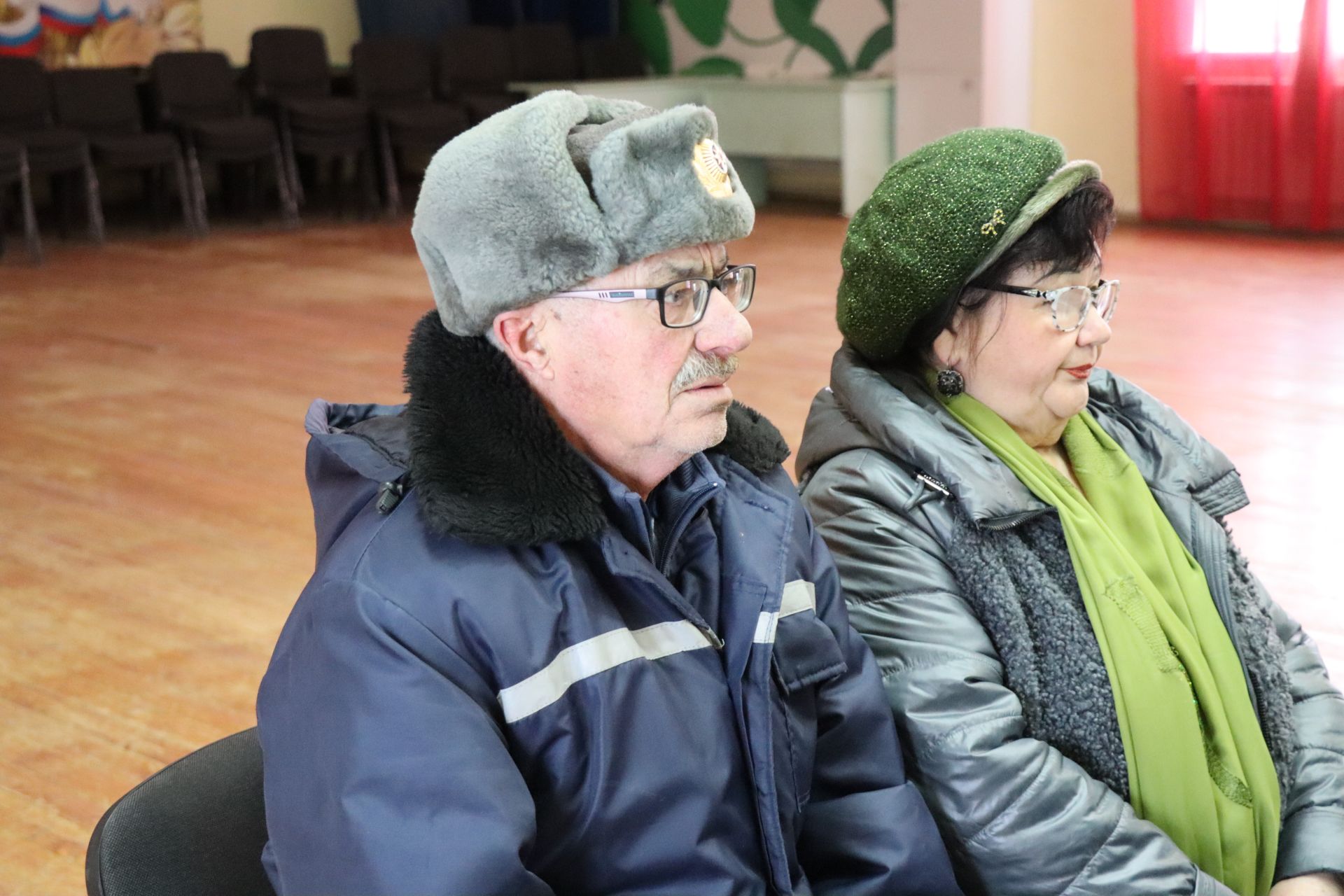 Дамир Ишкинеев во время сходов граждан вручил нурлатцам сертификаты на доильные аппараты