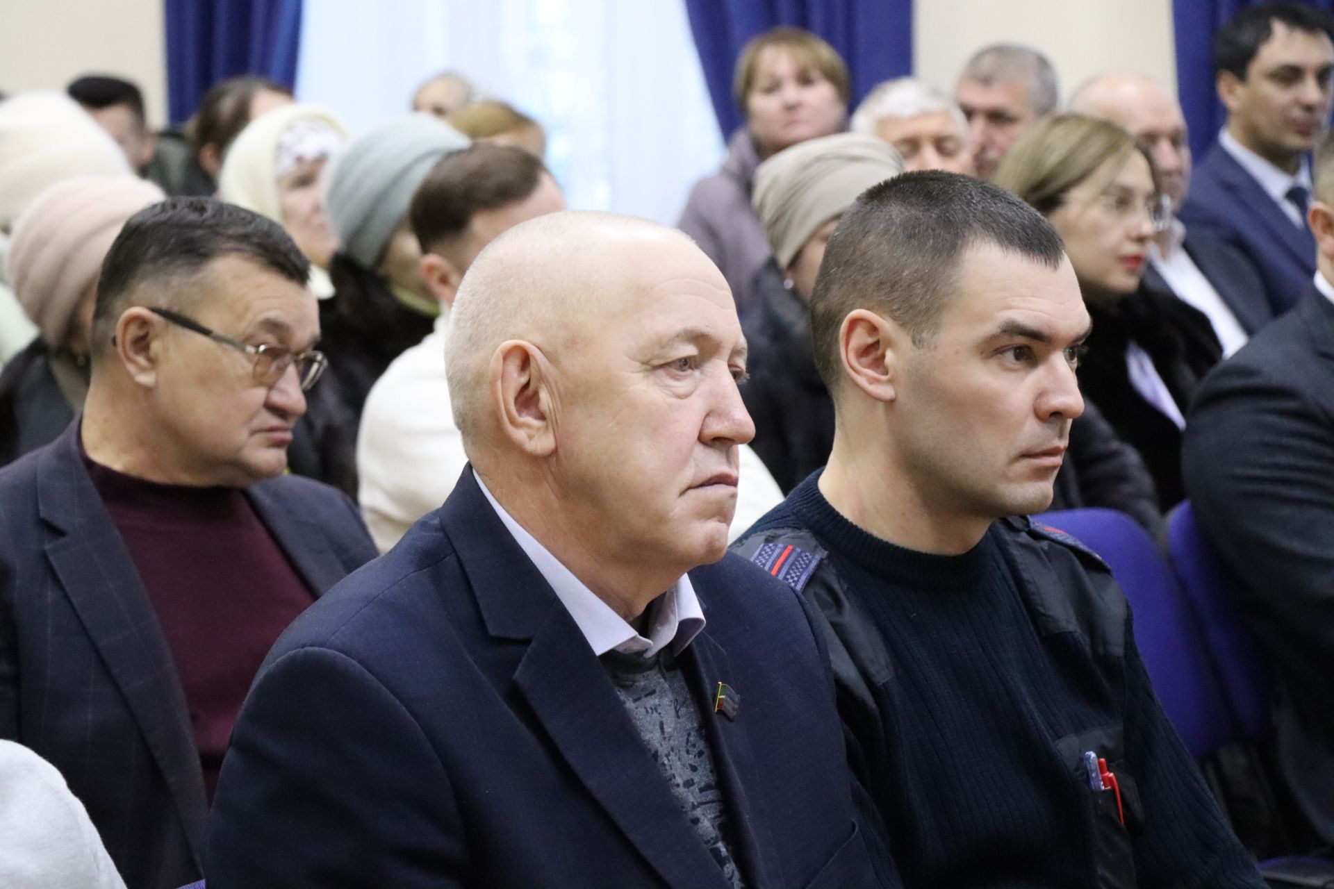 Дамир Ишкинеев во время сходов граждан вручил нурлатцам сертификаты на доильные аппараты