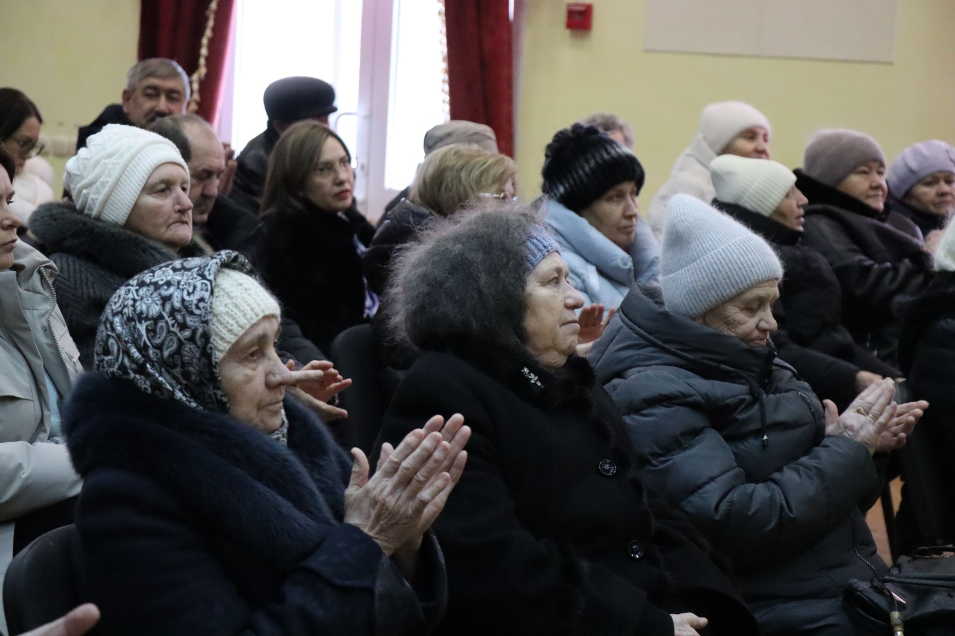 Дамир Ишкинеев во время сходов граждан вручил нурлатцам сертификаты на доильные аппараты