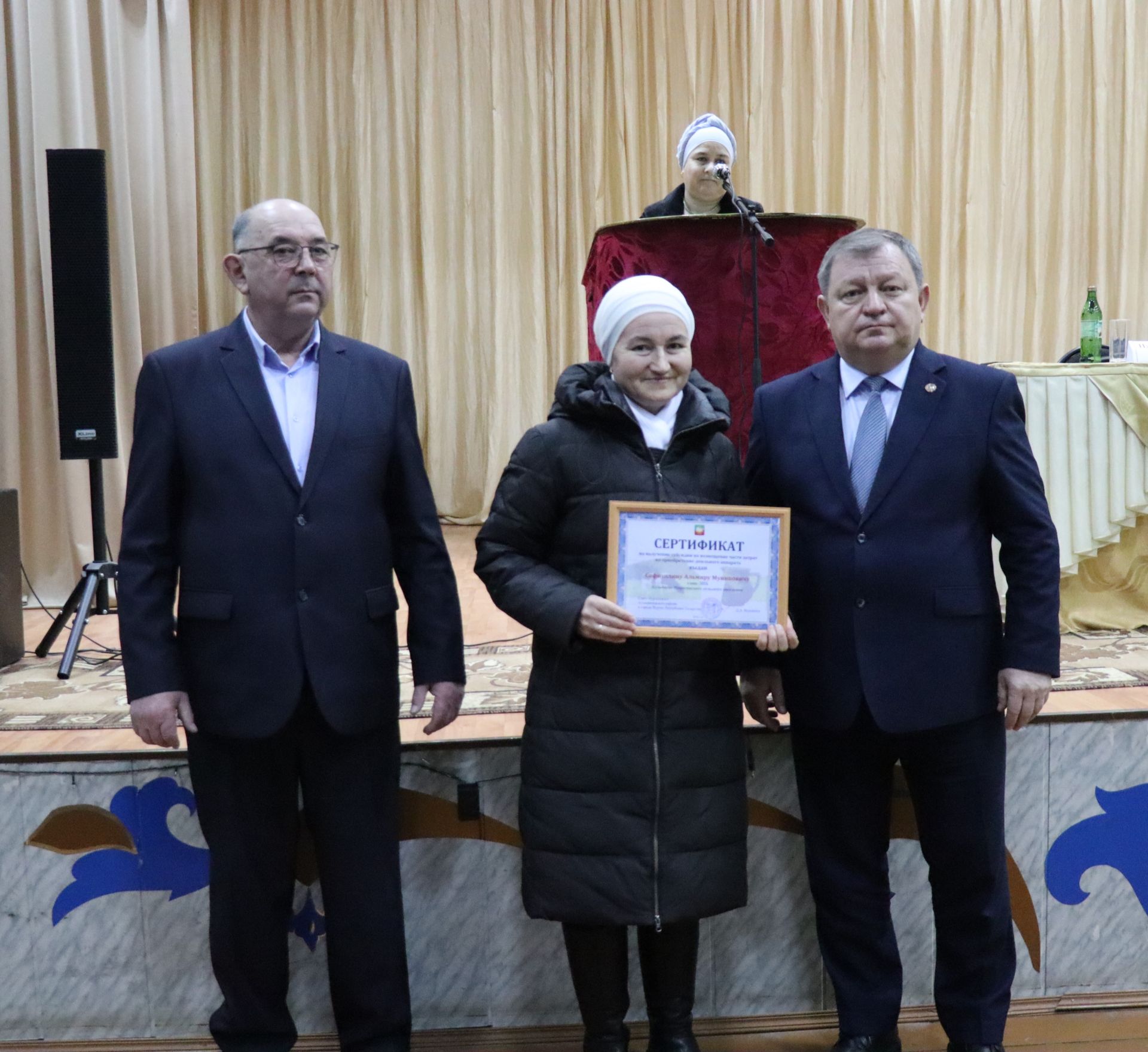 Новое доильное оборудование в помощь семье: на сходе в Кульбаево-Марасе вручили сертификат