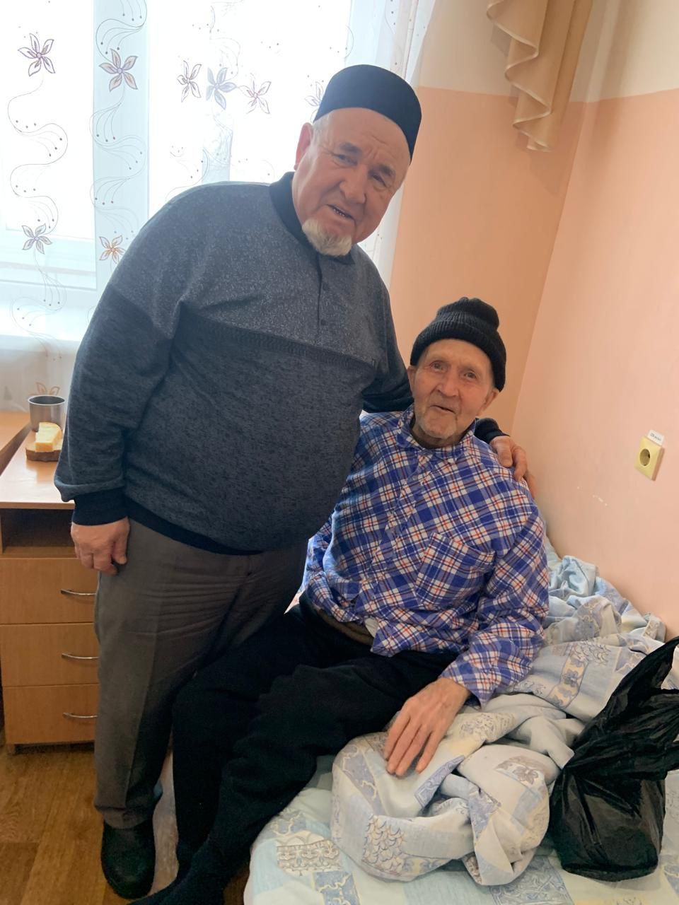 Новогоднее тепло для земляков: руководство Новоиглайкинского поселения навестило подопечных Нурлатского дома-интерната