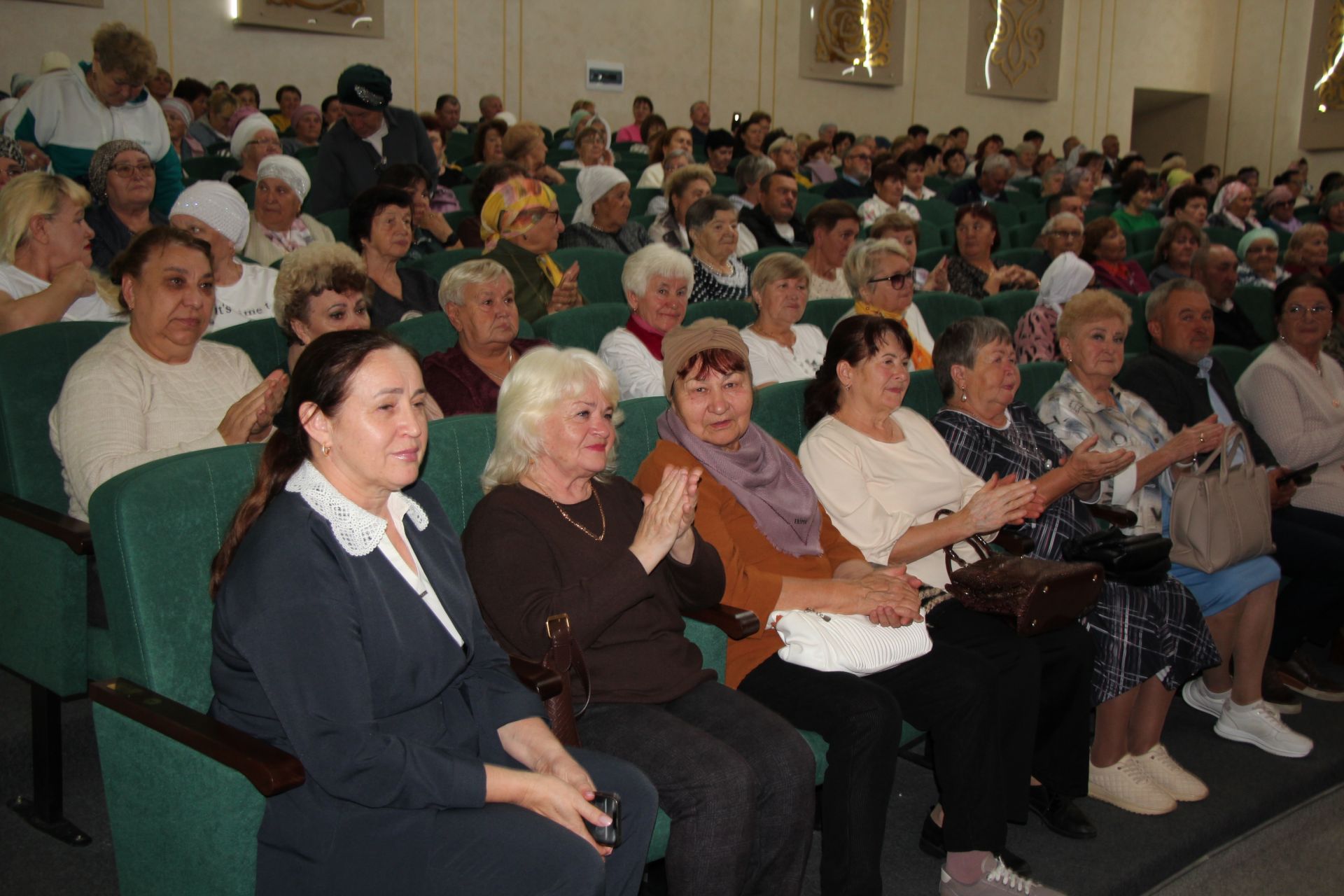 В Нурлате прошел праздничный концерт к Международному дню пожилых людей