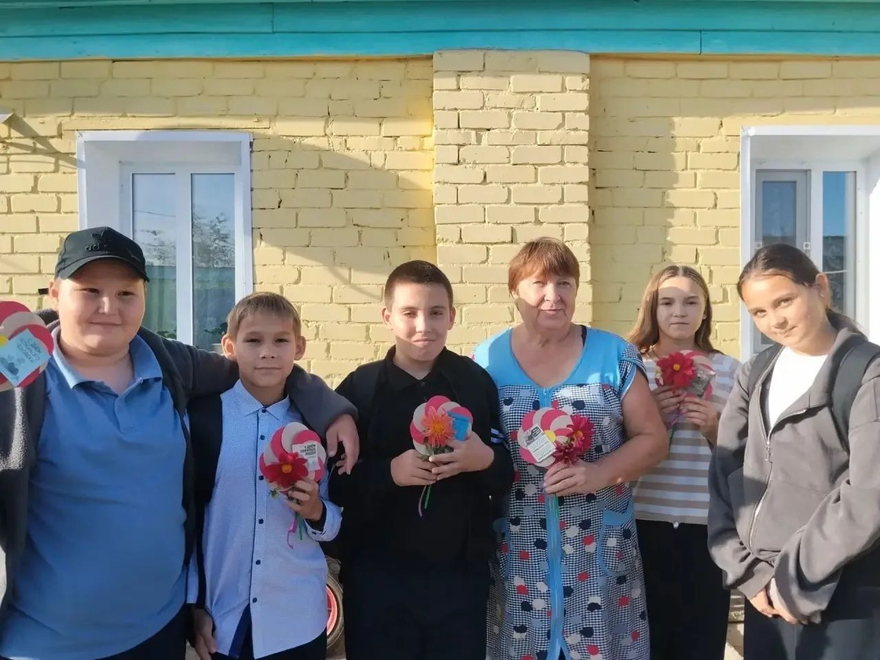 Пятиклассники Егоркинской СОШ сделали открытки ко Дню пожилого человека
