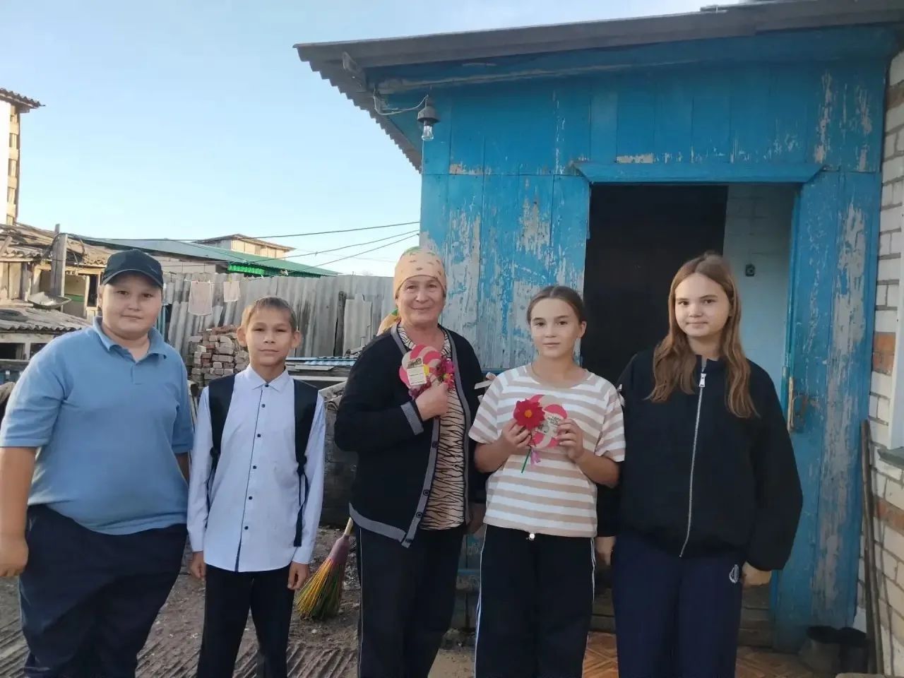 Пятиклассники Егоркинской СОШ сделали открытки ко Дню пожилого человека