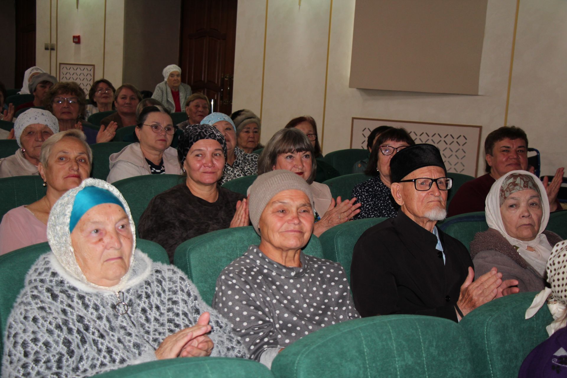 В Нурлате прошел праздничный концерт к Международному дню пожилых людей