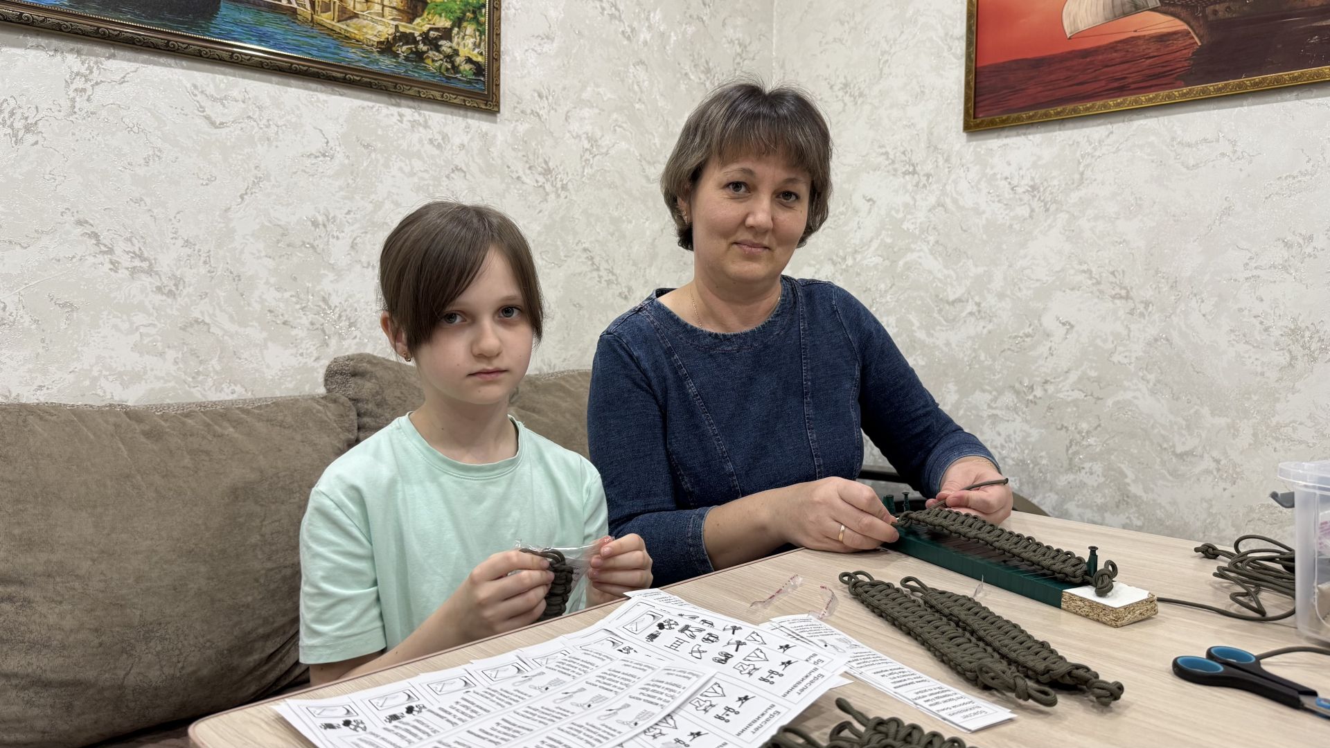 Нурлаттан Нурмөхәммәтовлар гаиләсе сугышчылар өчен тактик беләзекләр үрә