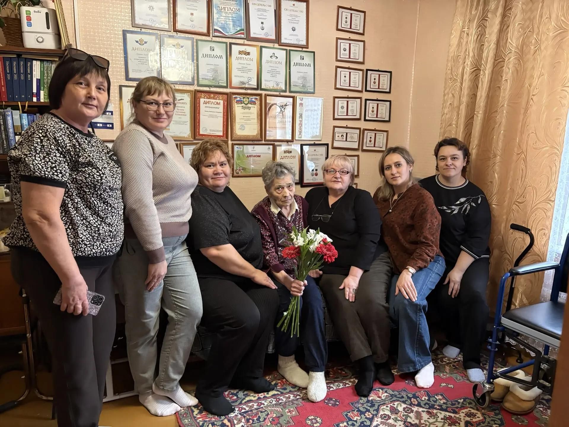 В Нурлате библиотекари навестили поэтессу Антонину Халипа