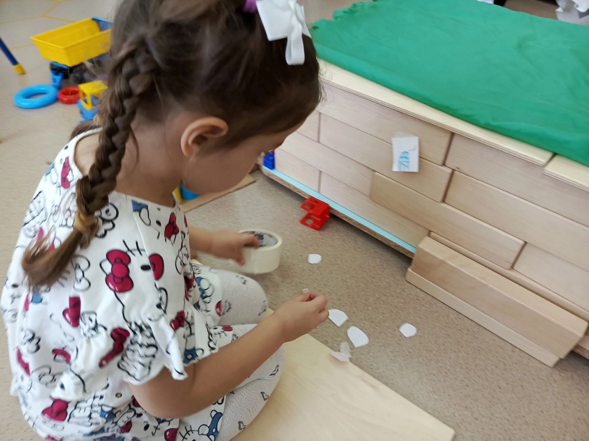 Воспитанники группы «Радуга» построили железнодорожный вокзал из конструктора «Бабашки»