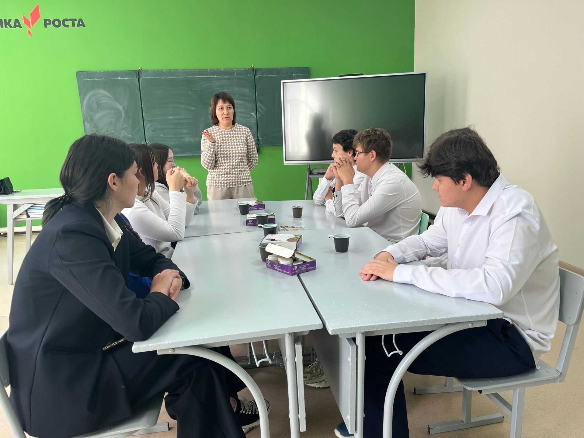 В Нурлате школьники сделали значки на мастер-классе «За Родину»