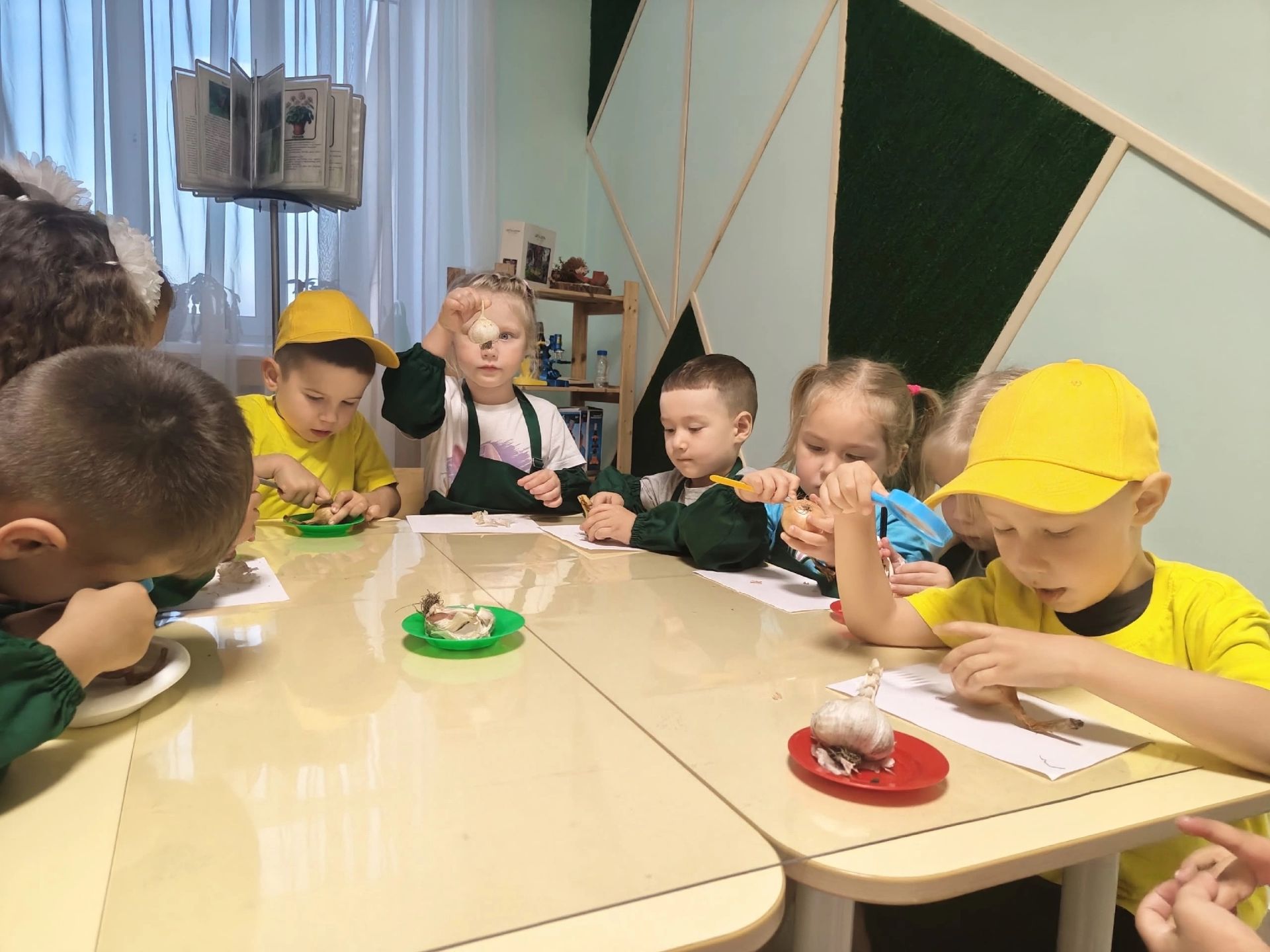 В детском саду «Буратино» прошёл «Час науки» о луке и чесноке