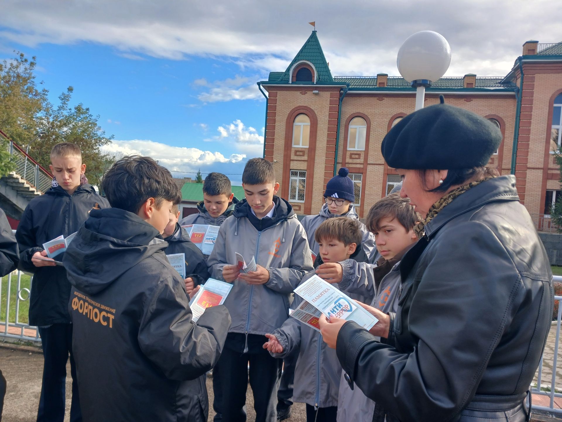 В Нурлате раздали памятки о действиях при угрозе теракта