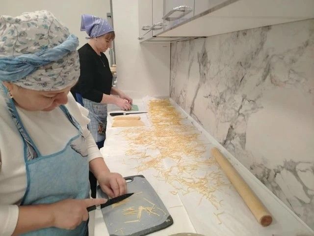 В Нурлате для бойцов СВО нарезали домашнюю лапшу