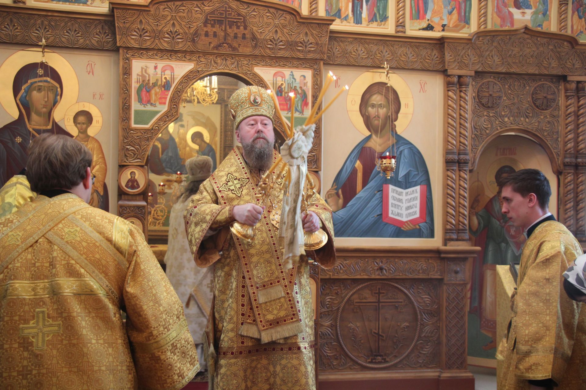 Митрополит Кирилл и епископ Филарет возглавили литургию в храме Елаура