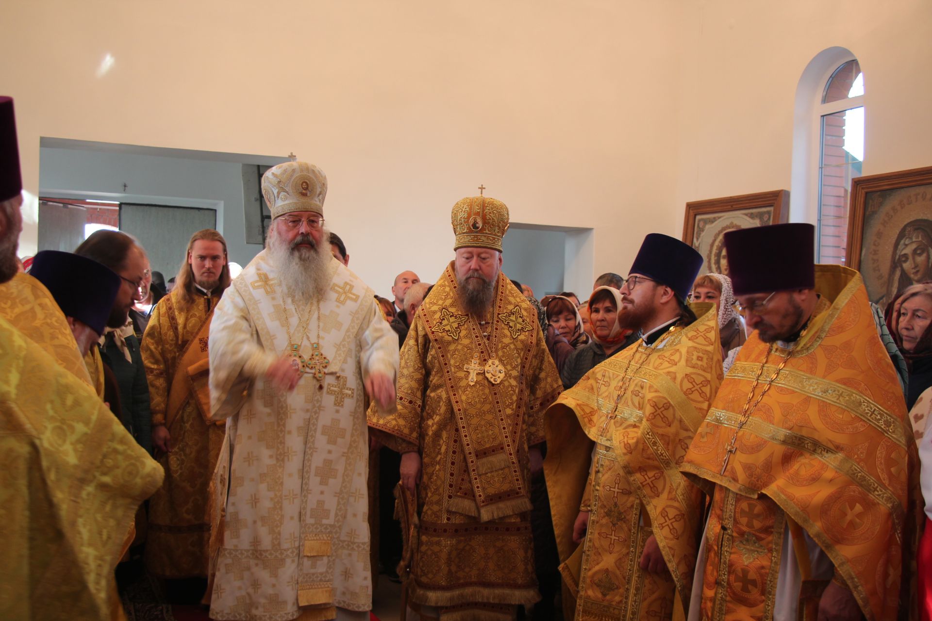 Митрополит Кирилл и епископ Филарет возглавили литургию в храме Елаура