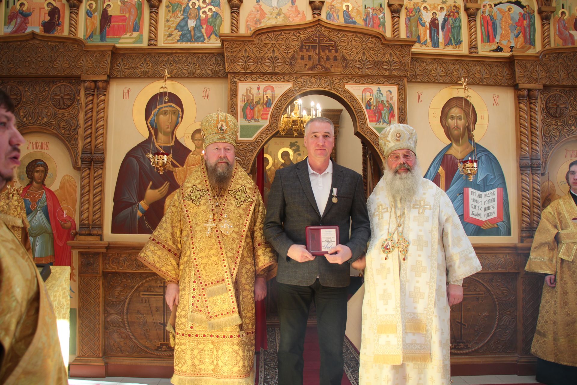 Митрополит Кирилл и епископ Филарет возглавили литургию в храме Елаура