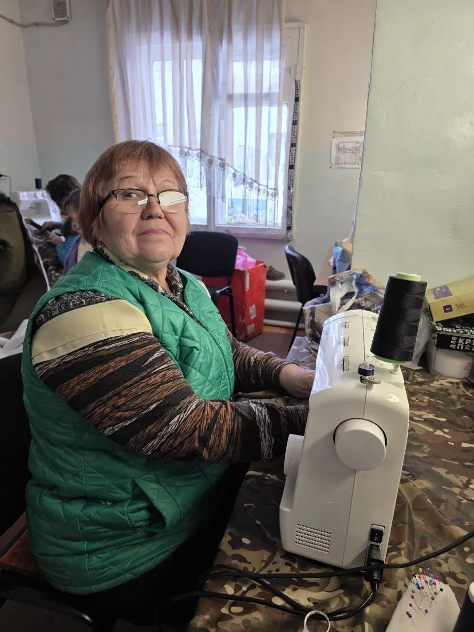 «Серебряные» волонтёры шьют антидроновые накидки для военных