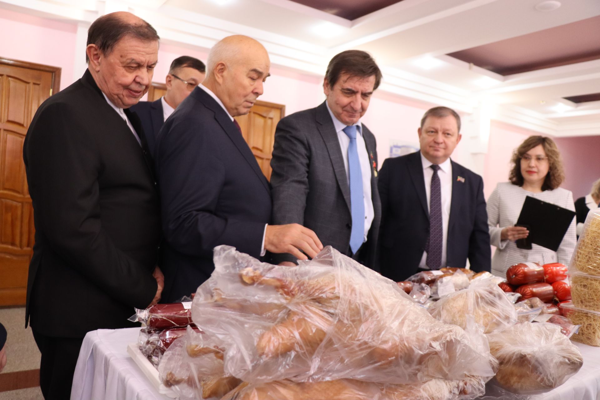 К итоговой сессии Совета района нурлатцы развернули масштабную выставку, посвященную достижениям района