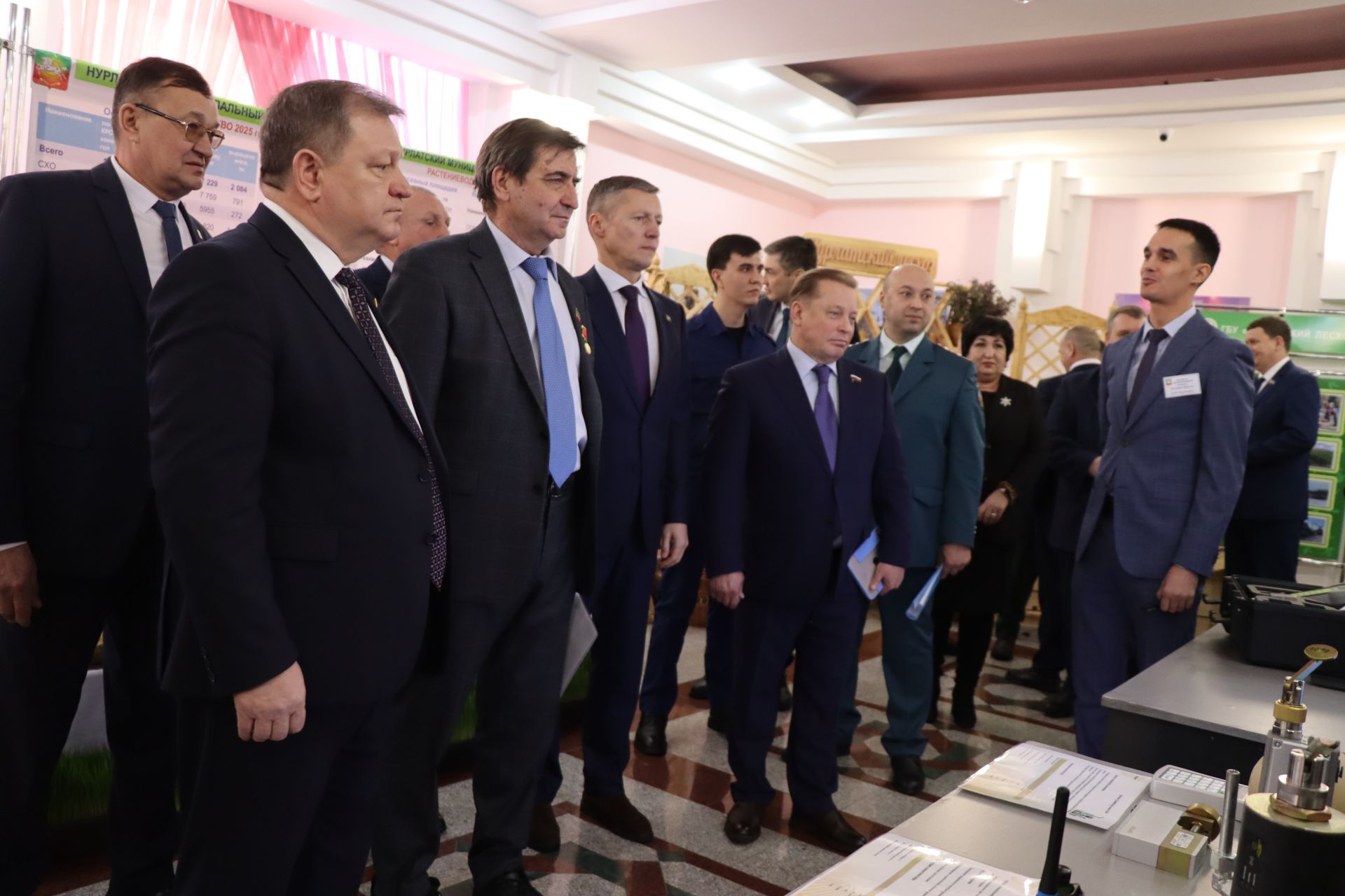 К итоговой сессии Совета района нурлатцы развернули масштабную выставку, посвященную достижениям района