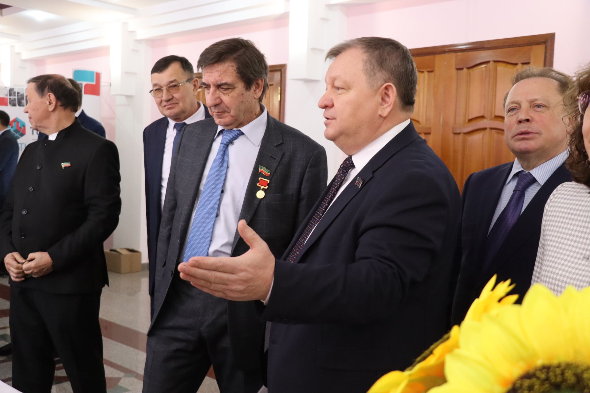 К итоговой сессии Совета района нурлатцы развернули масштабную выставку, посвященную достижениям района