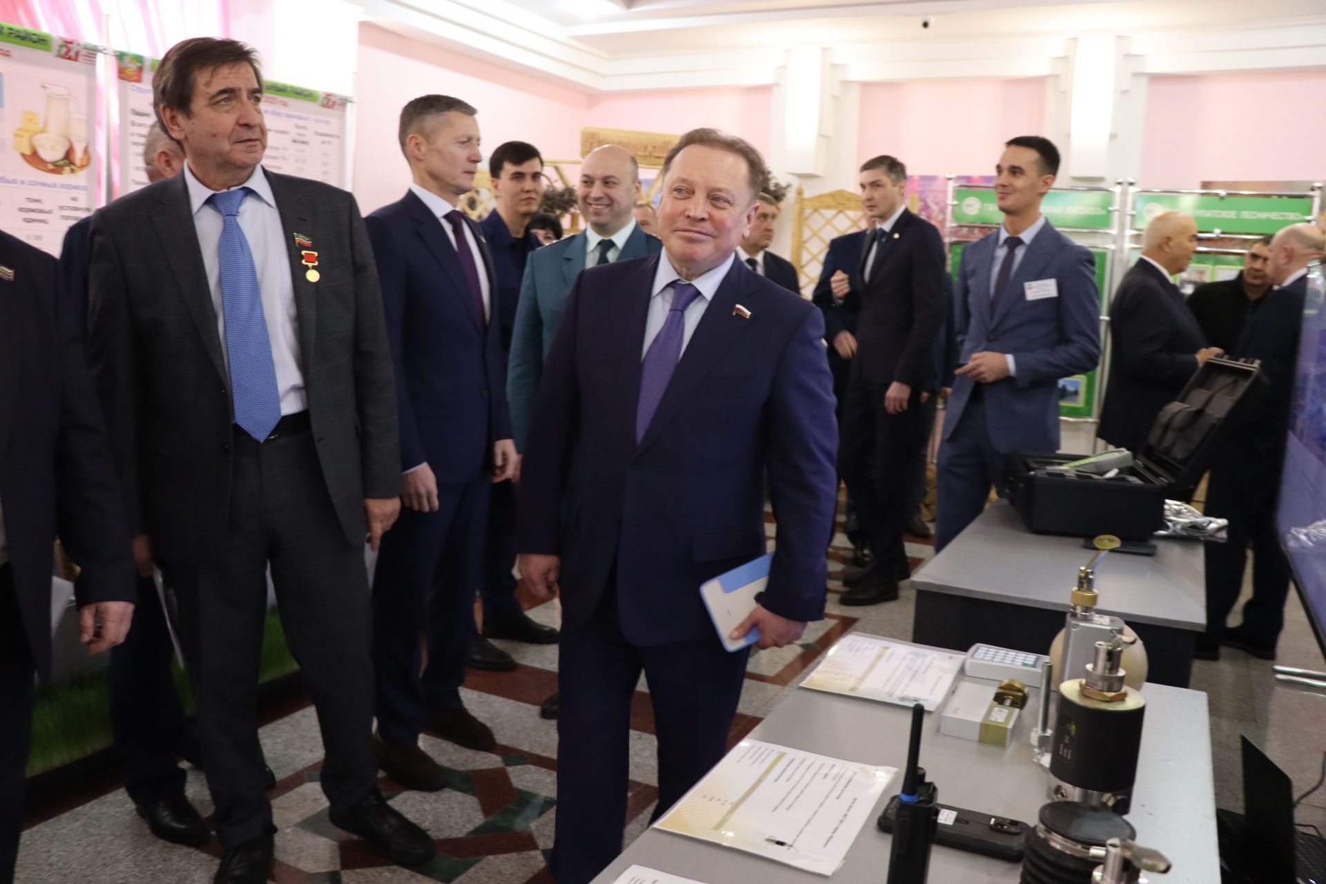 К итоговой сессии Совета района нурлатцы развернули масштабную выставку, посвященную достижениям района