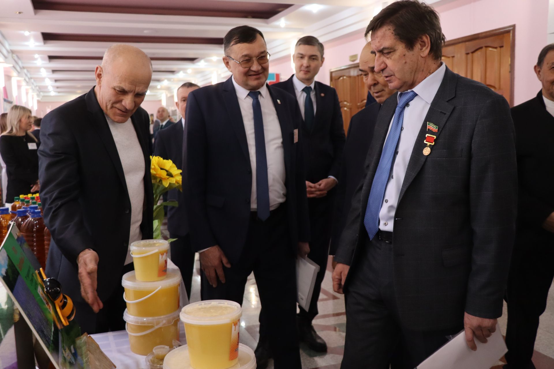К итоговой сессии Совета района нурлатцы развернули масштабную выставку, посвященную достижениям района