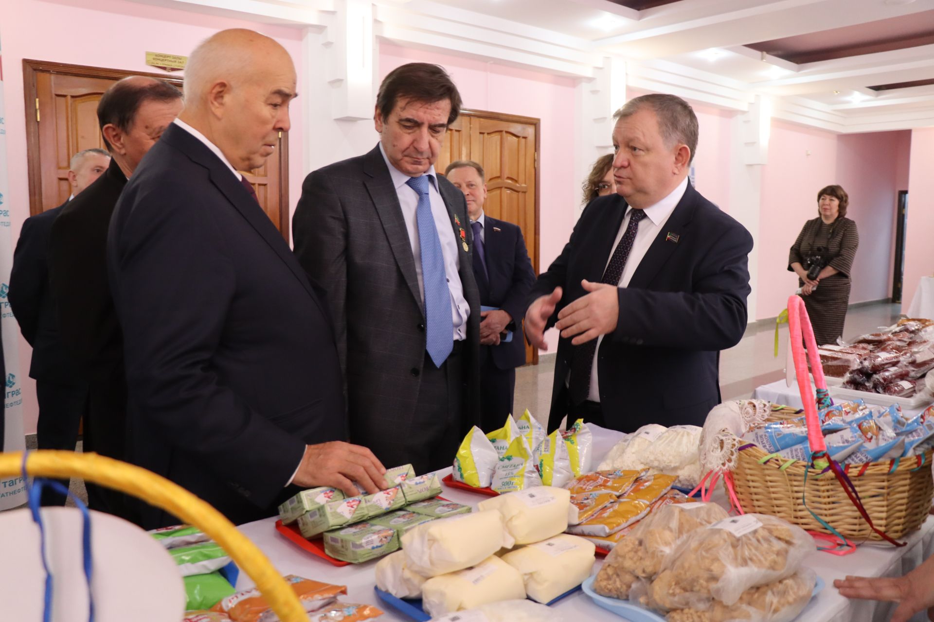К итоговой сессии Совета района нурлатцы развернули масштабную выставку, посвященную достижениям района