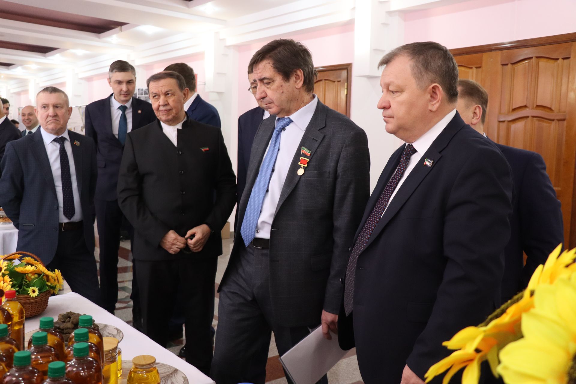 К итоговой сессии Совета района нурлатцы развернули масштабную выставку, посвященную достижениям района
