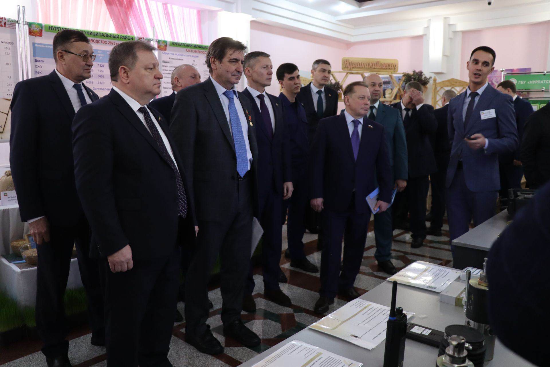 К итоговой сессии Совета района нурлатцы развернули масштабную выставку, посвященную достижениям района
