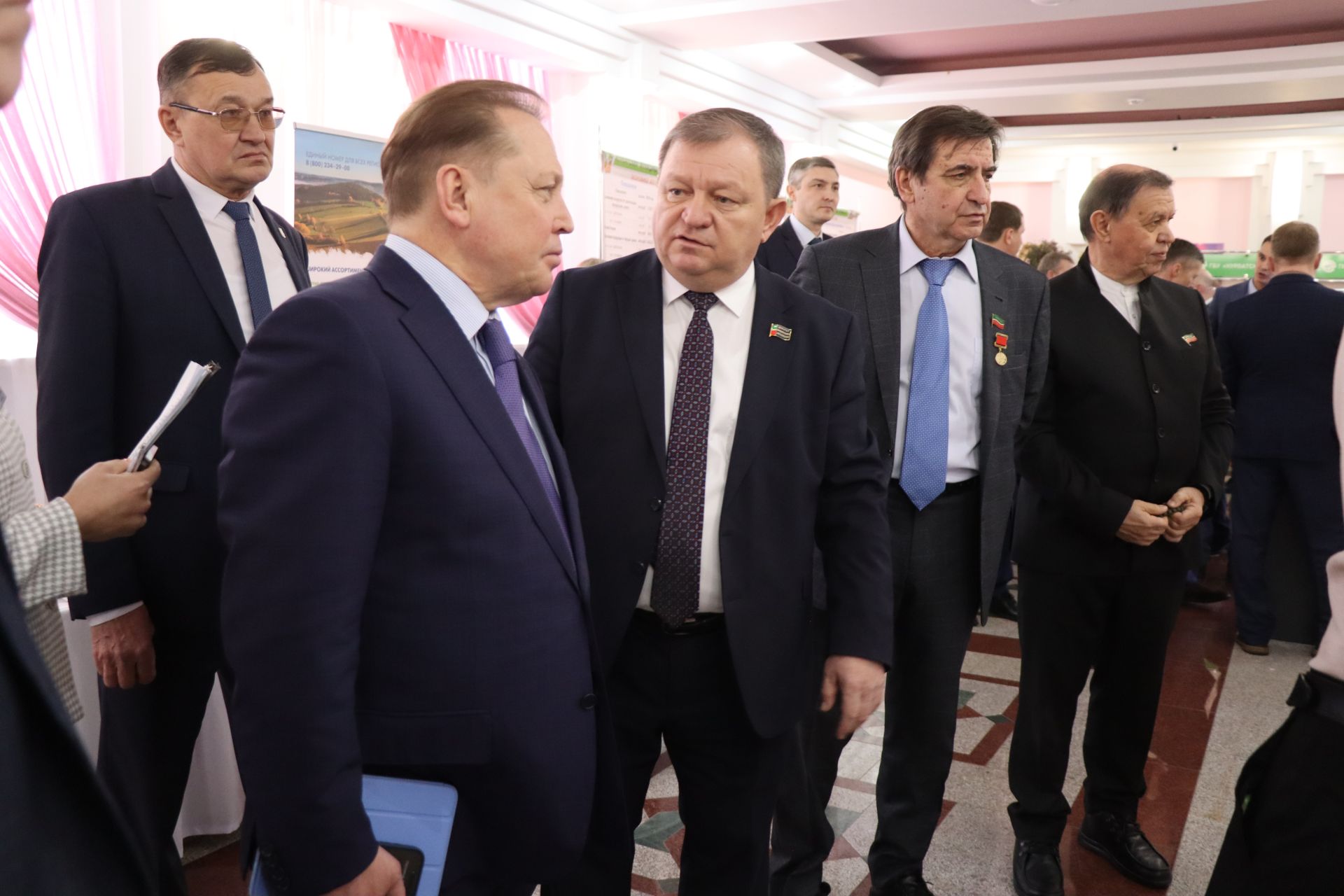 К итоговой сессии Совета района нурлатцы развернули масштабную выставку, посвященную достижениям района
