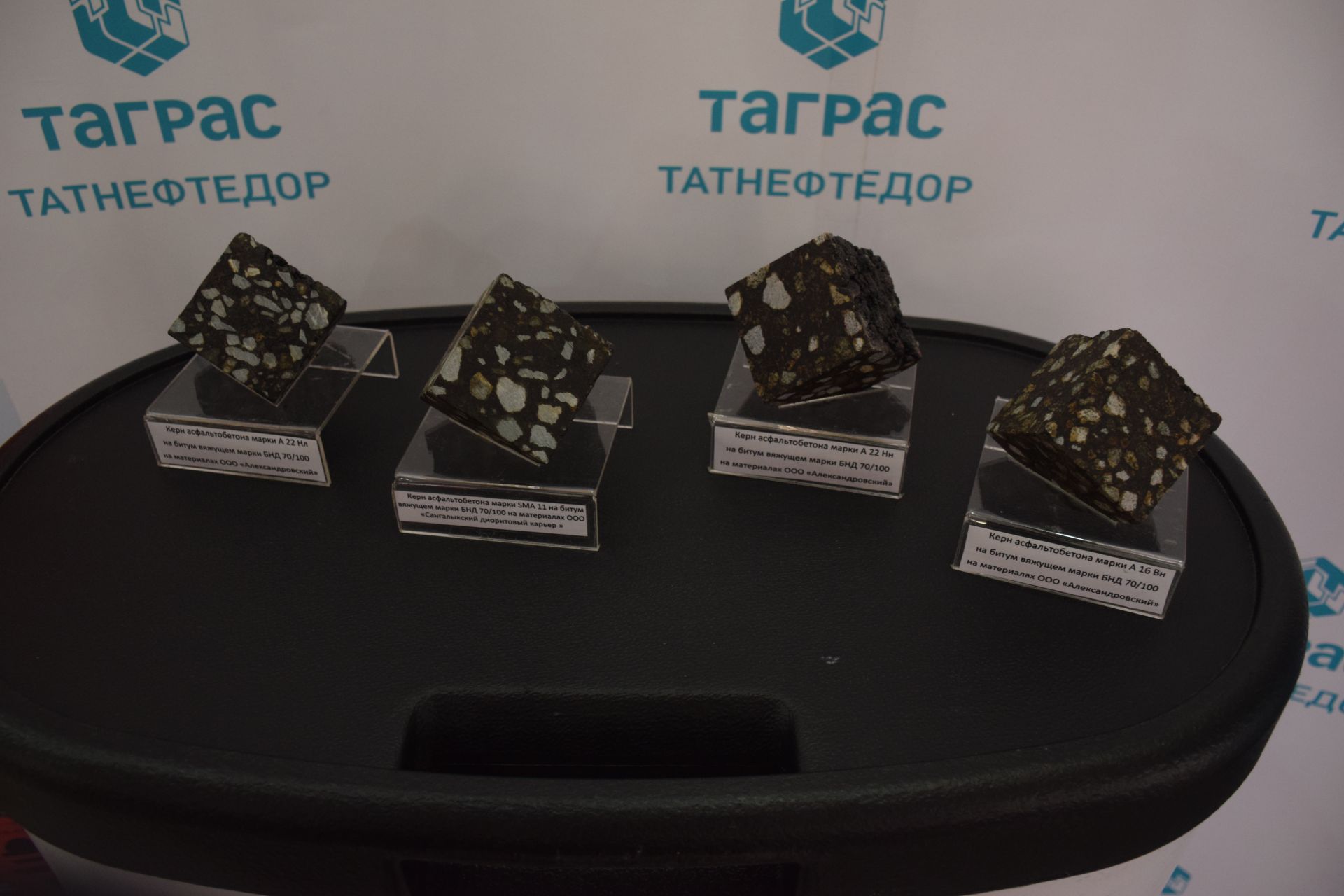 К итоговой сессии Совета района нурлатцы развернули масштабную выставку, посвященную достижениям района