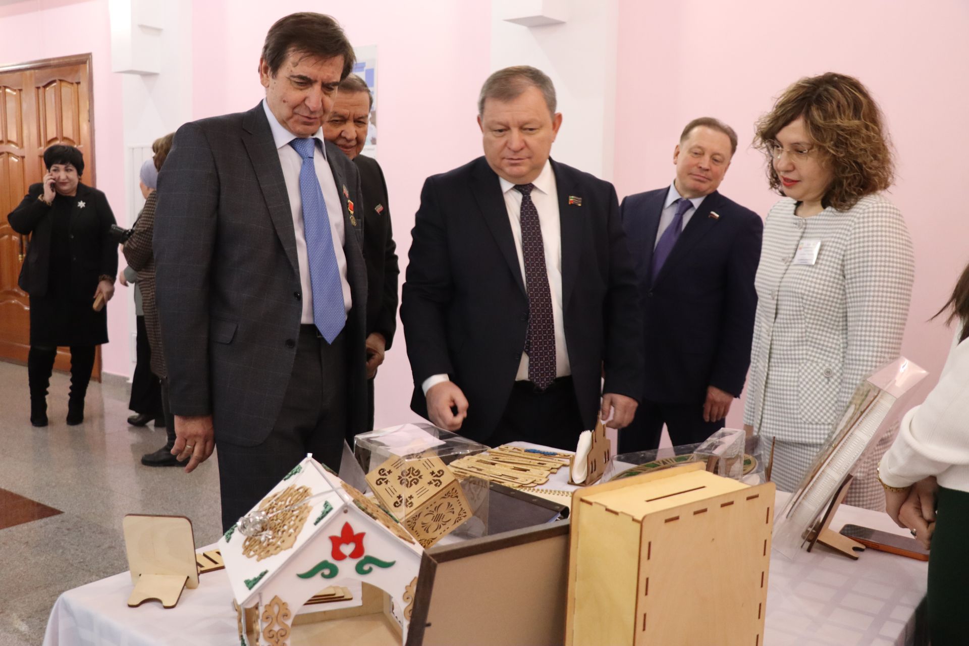 К итоговой сессии Совета района нурлатцы развернули масштабную выставку, посвященную достижениям района