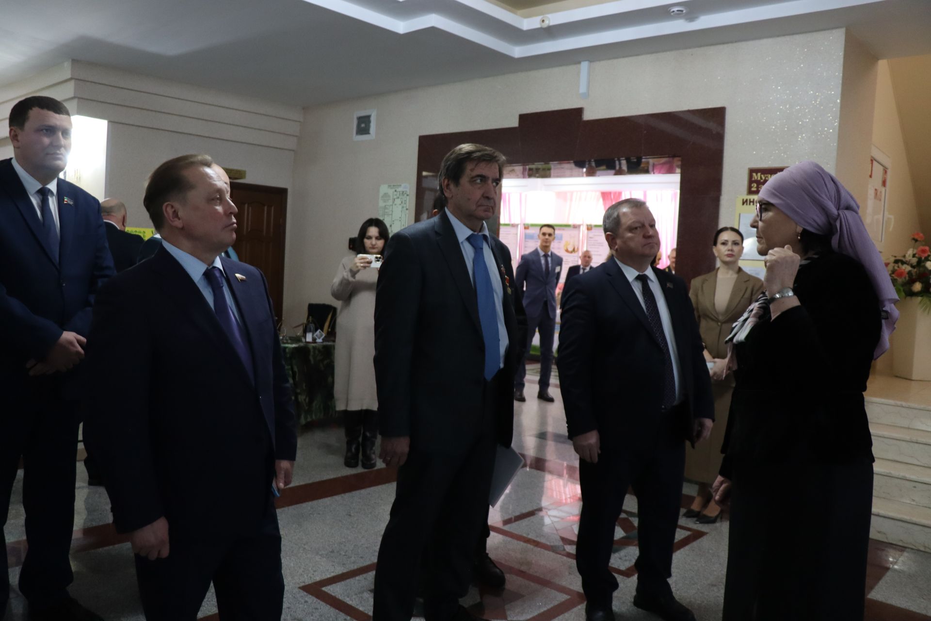 К итоговой сессии Совета района нурлатцы развернули масштабную выставку, посвященную достижениям района