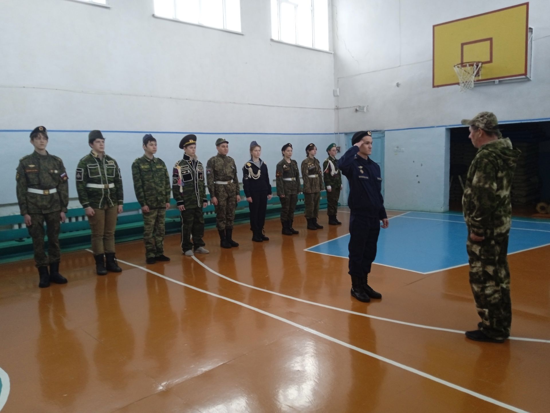 Равнение на героев: в Кульбаево-Марасинской школе прошел смотр строя и песни