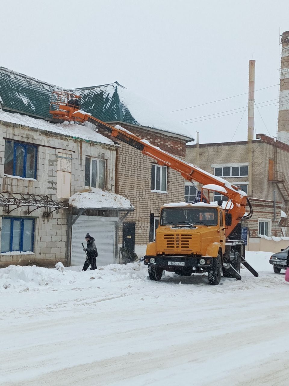 Нурлатцам советуют чаще смотреть наверх из-за схода снега с крыш