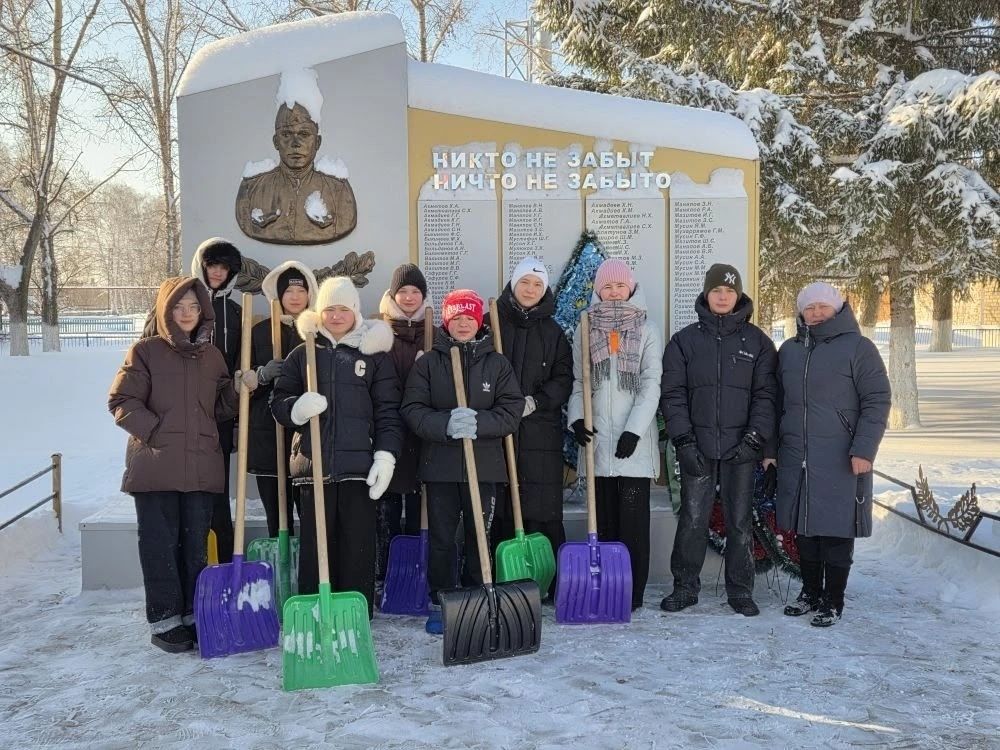 Нурлатские школьники провели патриотический субботник у памятников воинам-землякам