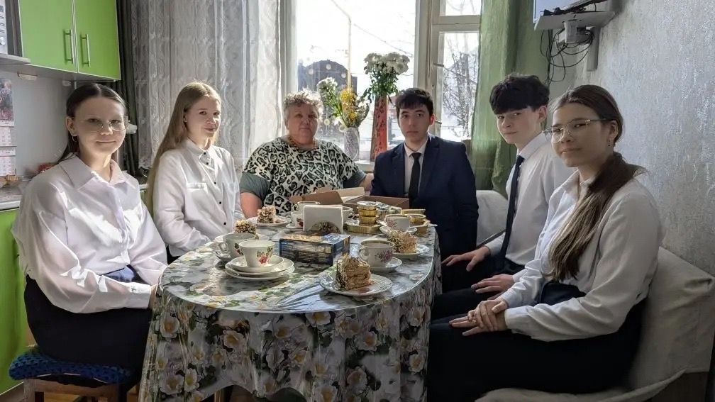 «Цветы для мамы Героя»: нурлатские школьники навестили родительницу погибшего бойца