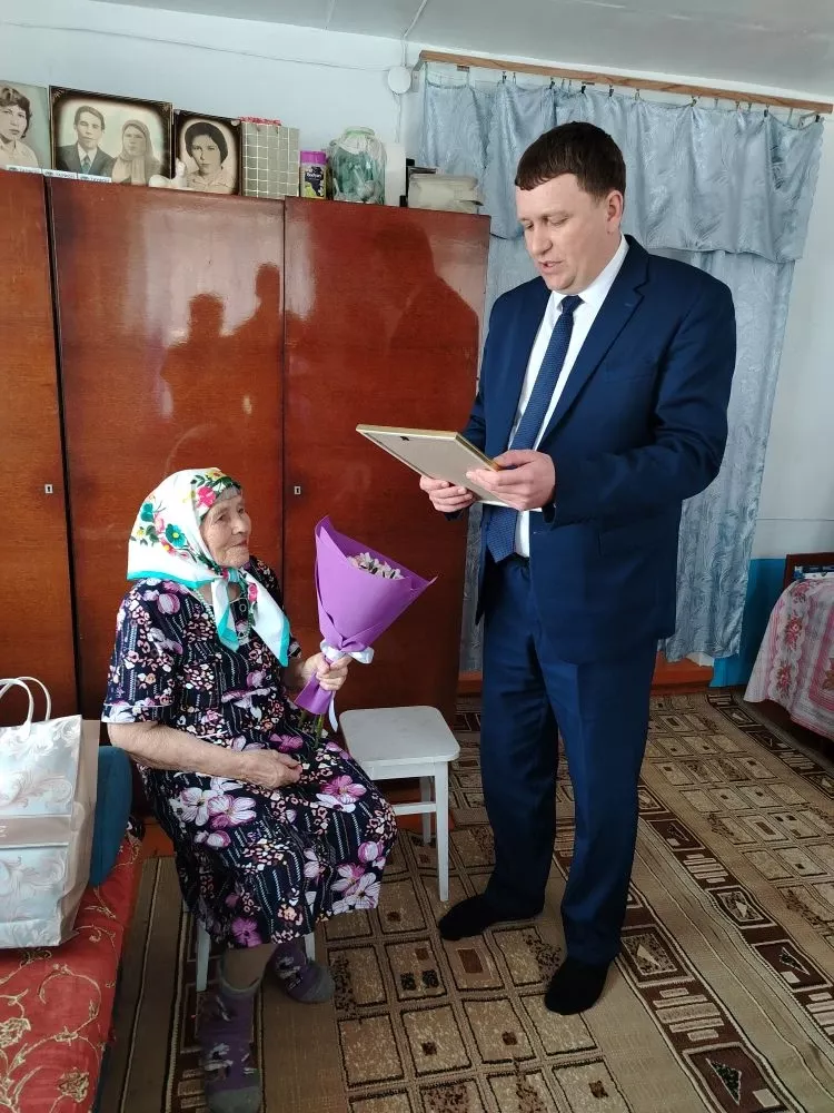 Низкий поклон труженице тыла: в Нурлатском районе поздравили Нину Маркину с 95-летием