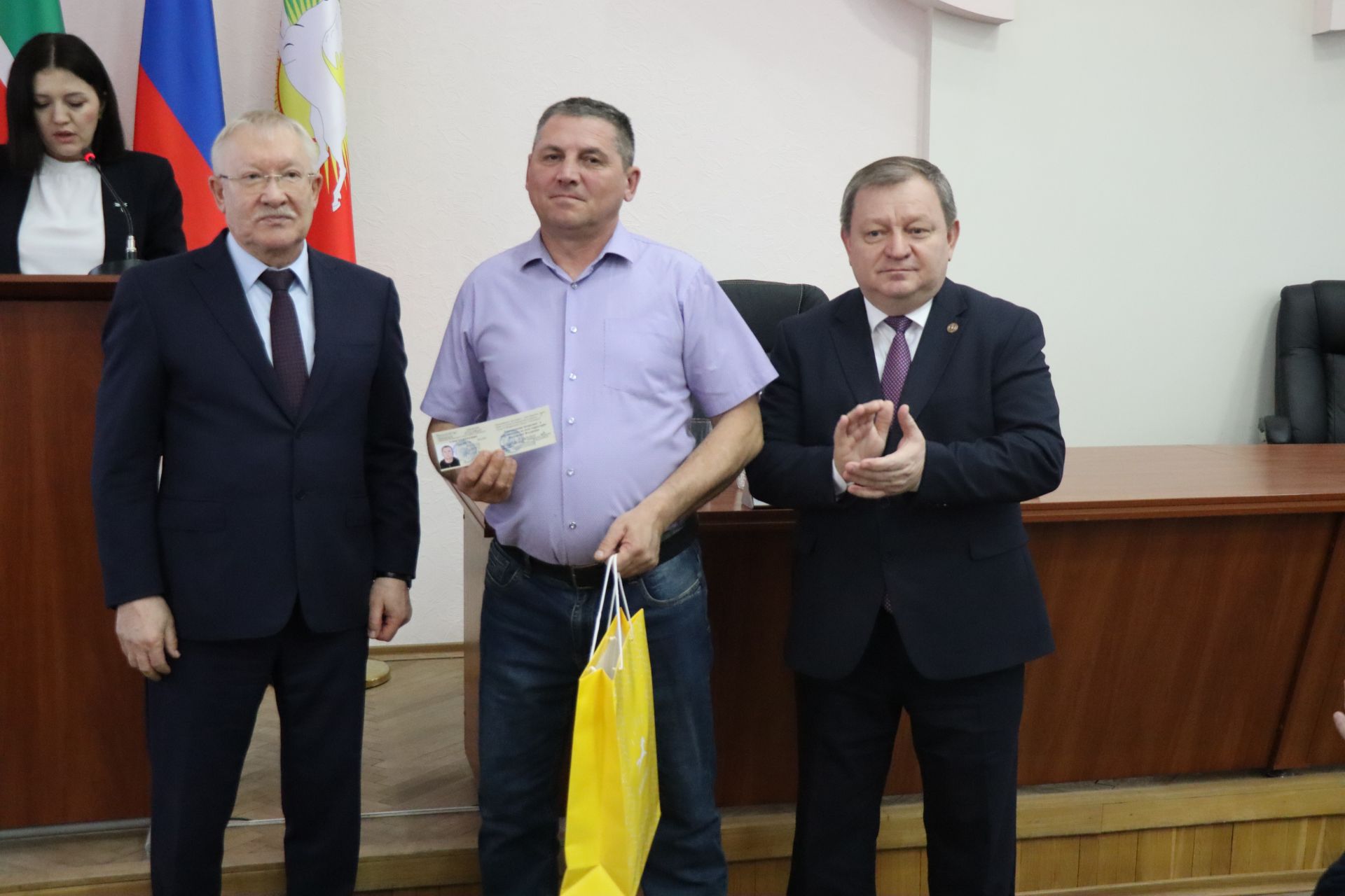 В Нурлате депутат Госдумы Олег Морозов принял участие в планерке и вручил удостоверения ветеранов боевых действий