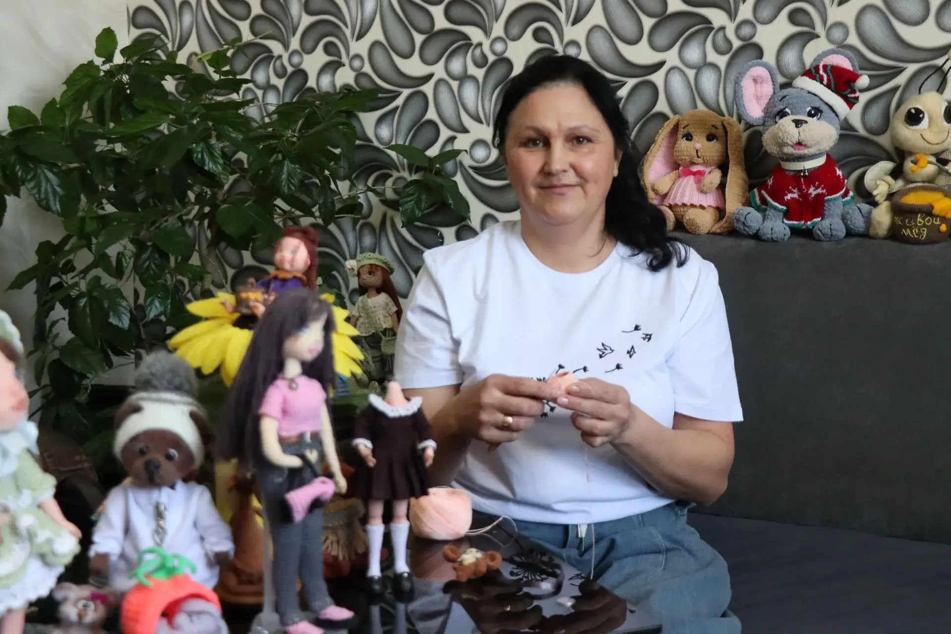 Мастерица из Нурлата Зиля Мухаметгалиева создаёт уникальные вязаные куклы: от талисманов до интерьерных игрушек