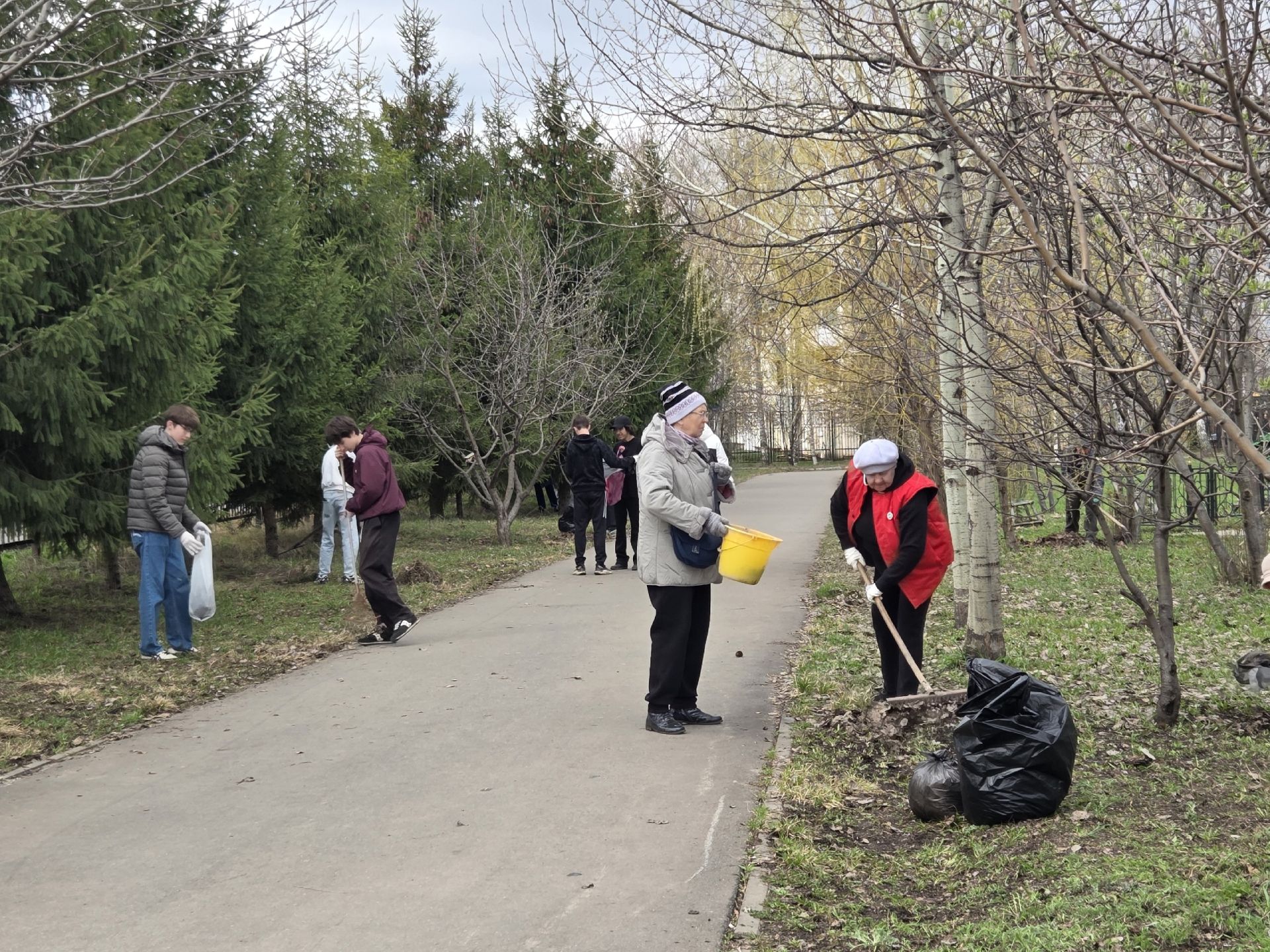 В Нурлате прошла акция «Доброе сердце – чистый парк»: более 300 участников и 400 мешков мусора