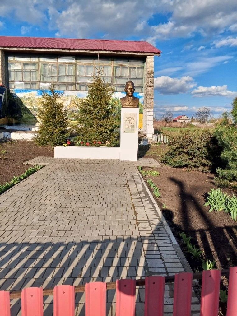 Память оживает: жители Верхнего Нурлата обновили памятник Габдулле Тукаю