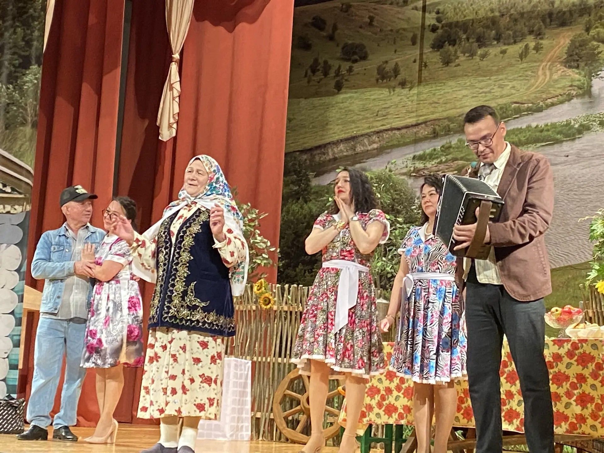 «Авылга кызлар килде…»: премьера народного театра в Нурлате собрала аншлаг
