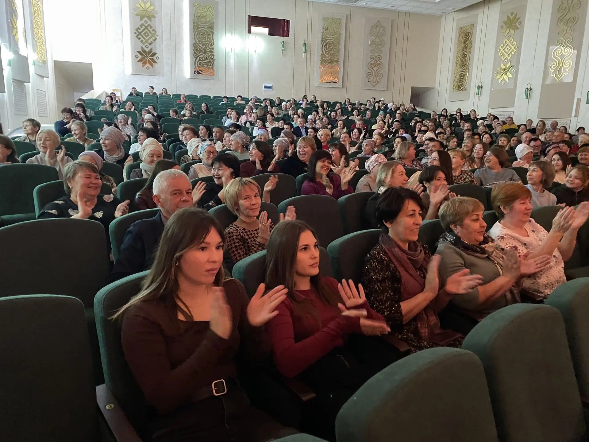 «Авылга кызлар килде…»: премьера народного театра в Нурлате собрала аншлаг