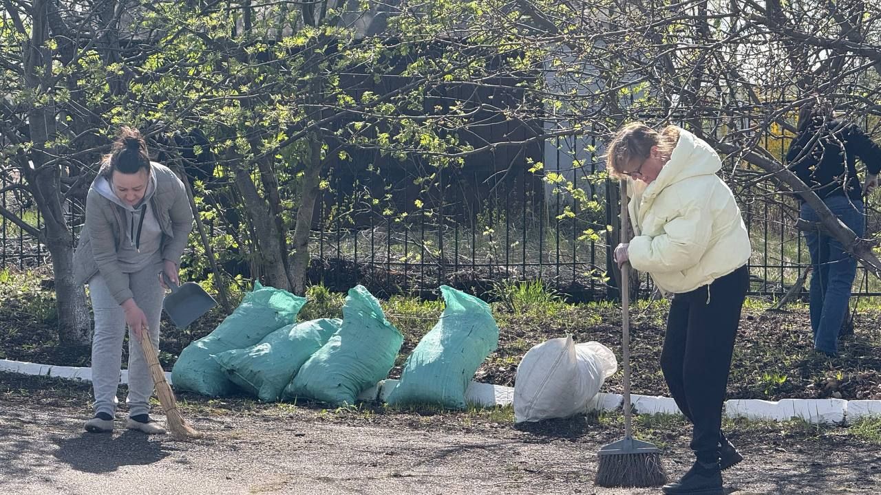 Коллектив «Нурлат-информа» навёл порядок в редакции и на прилегающей территории