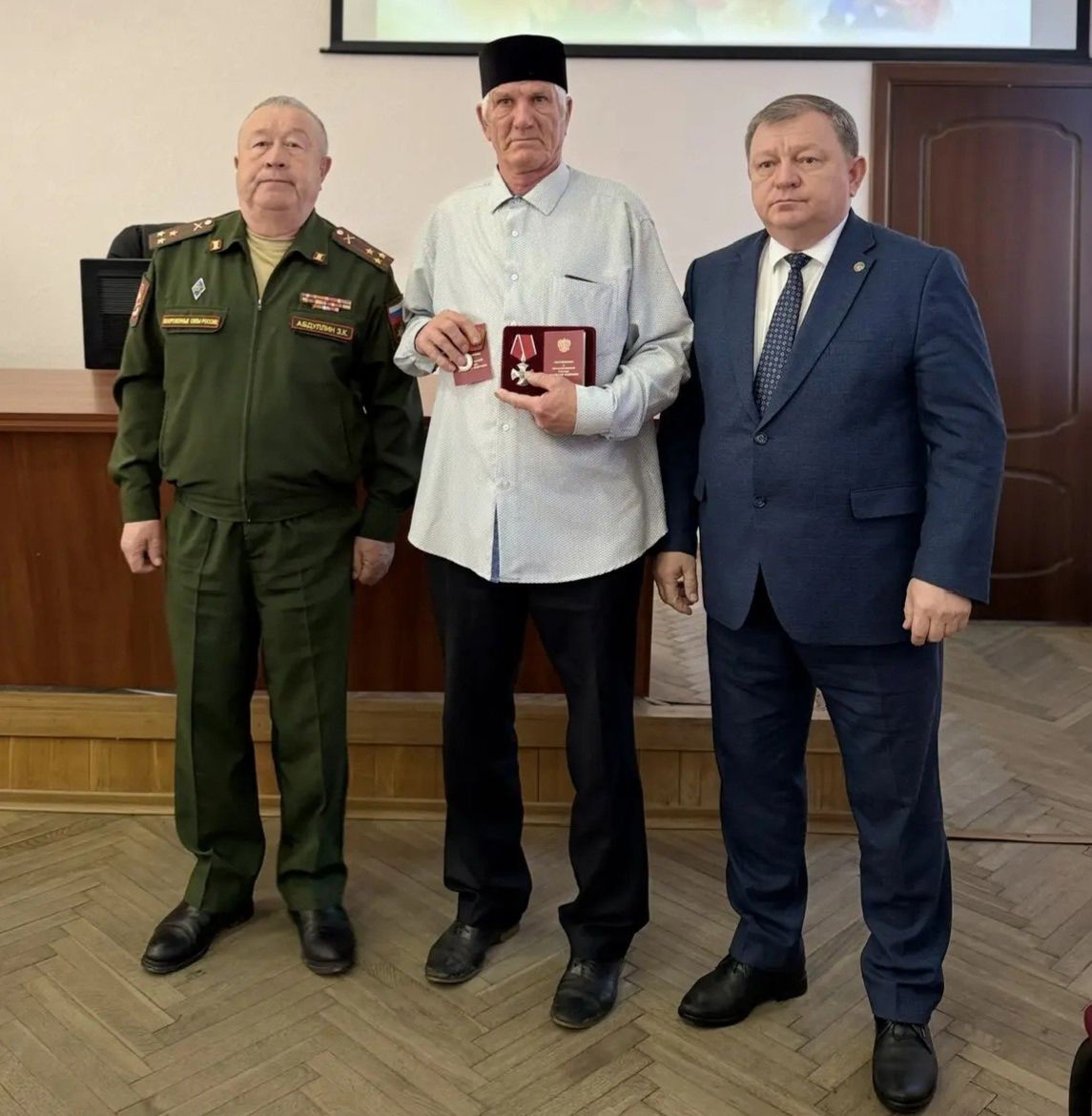 Глава Нурлатского района вручил награды героям СВО и их семьям