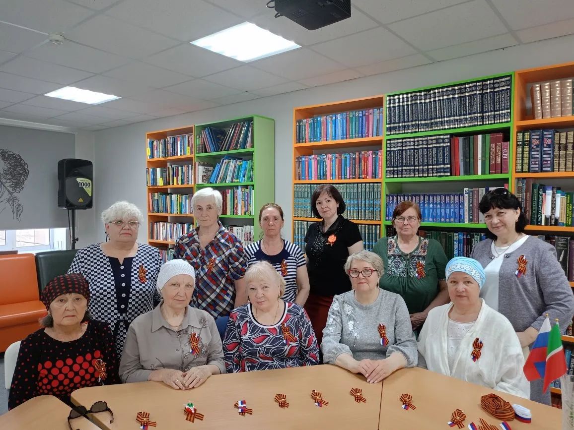 В Нурлате участницы клуба «Веста» создали «Цветок Победы» из георгиевской ленты