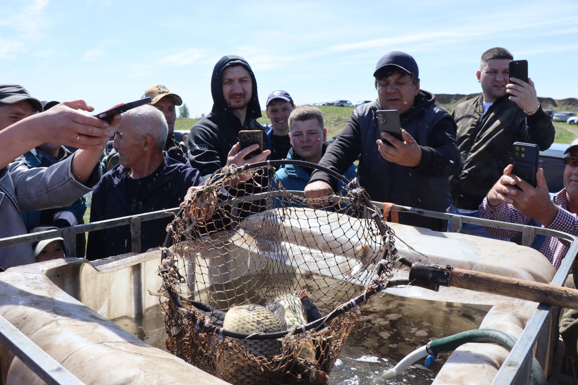 В Нурлате в девятый раз прошла масштабная акция по зарыблению водоема