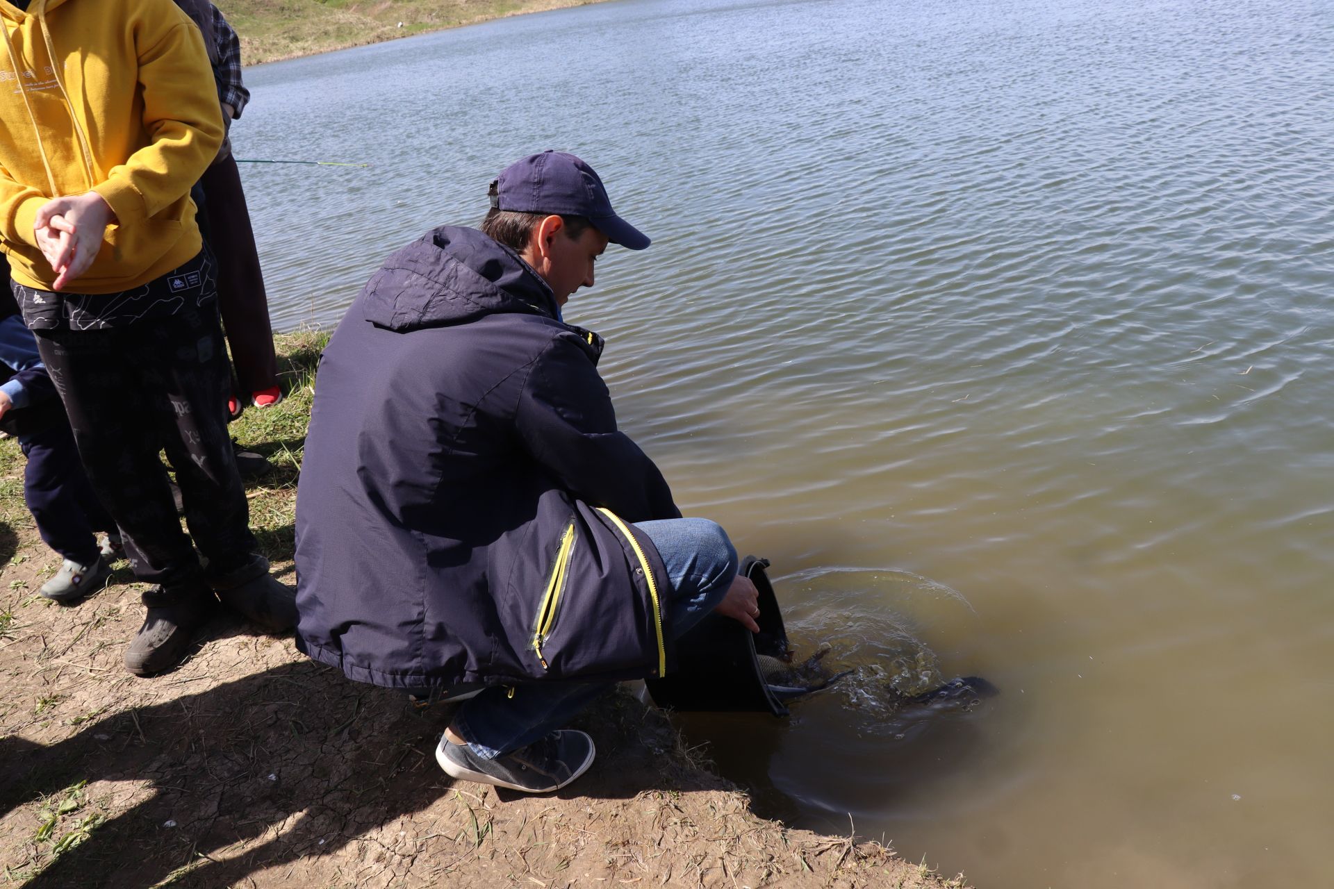 В Нурлате в девятый раз прошла масштабная акция по зарыблению водоема