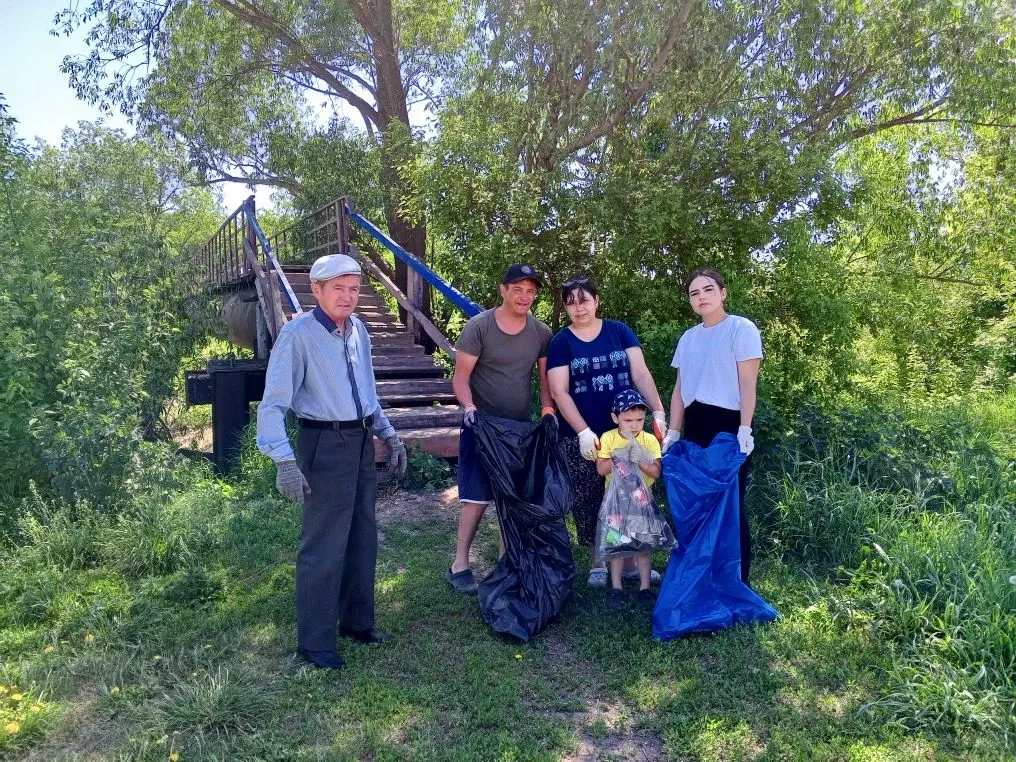 Чистота начинается с семьи: в Верхнем Нурлате Тухватуллины вышли на субботник тремя поколениями